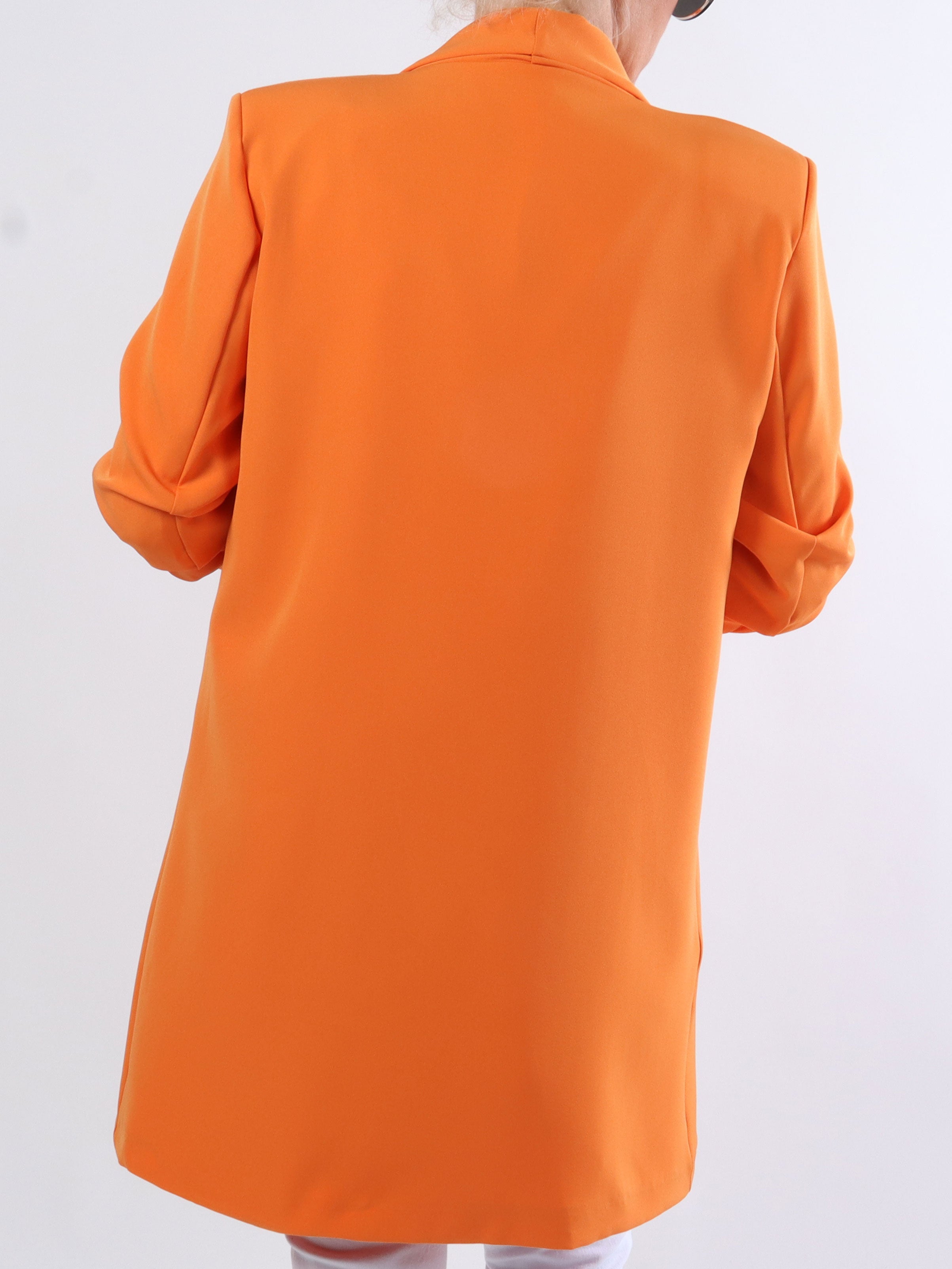 Mila Long - Stilren blazer med rynk på ærmet